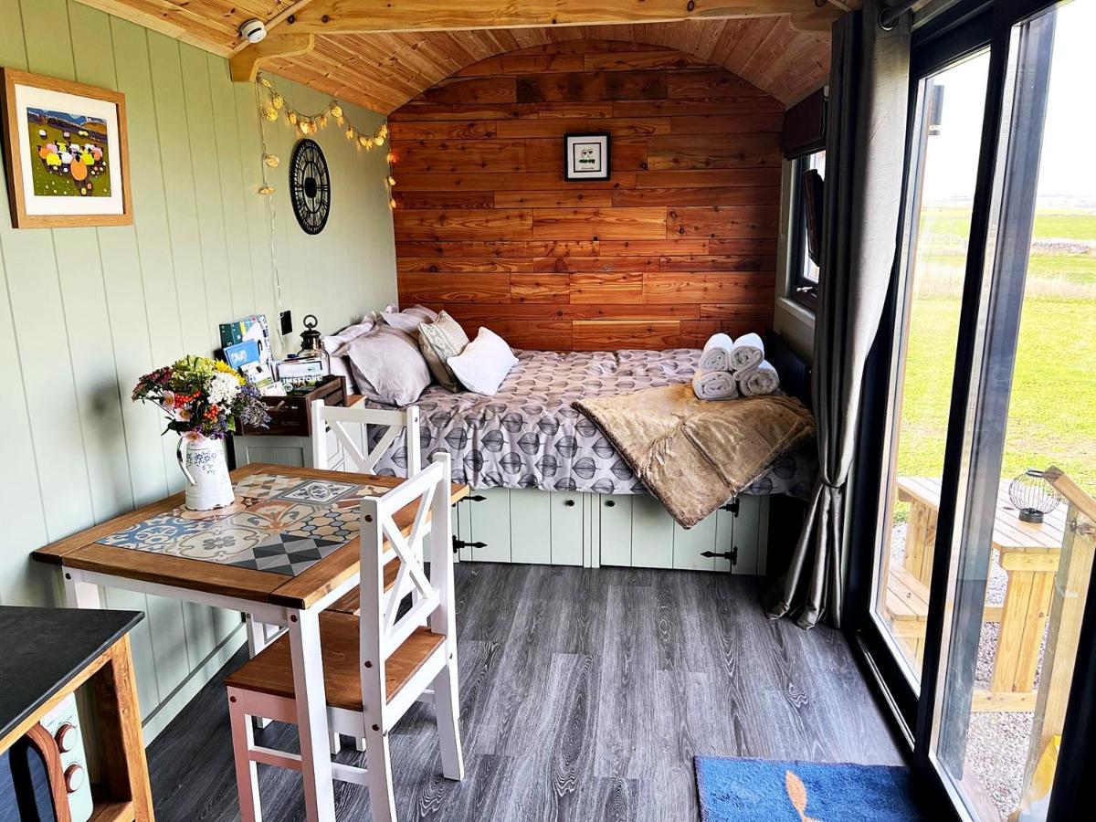 Luxury Shepherd Hut In The Peak District 베이크웰 외부 사진