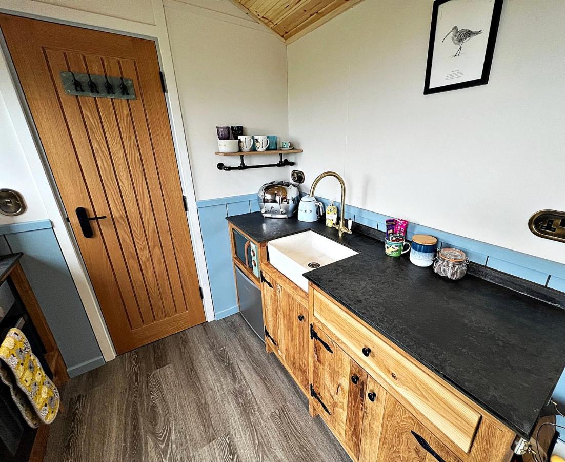 Luxury Shepherd Hut In The Peak District 베이크웰 외부 사진