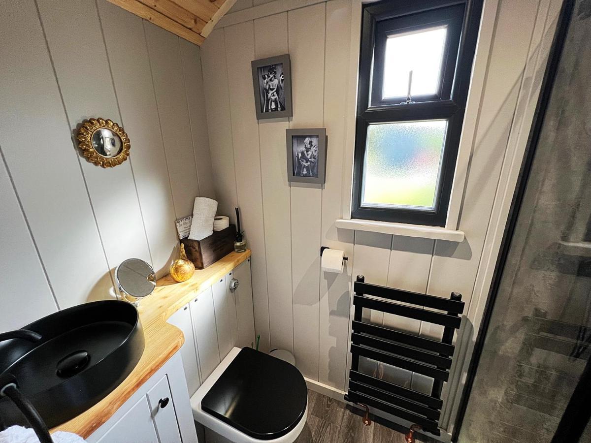 Luxury Shepherd Hut In The Peak District 베이크웰 외부 사진