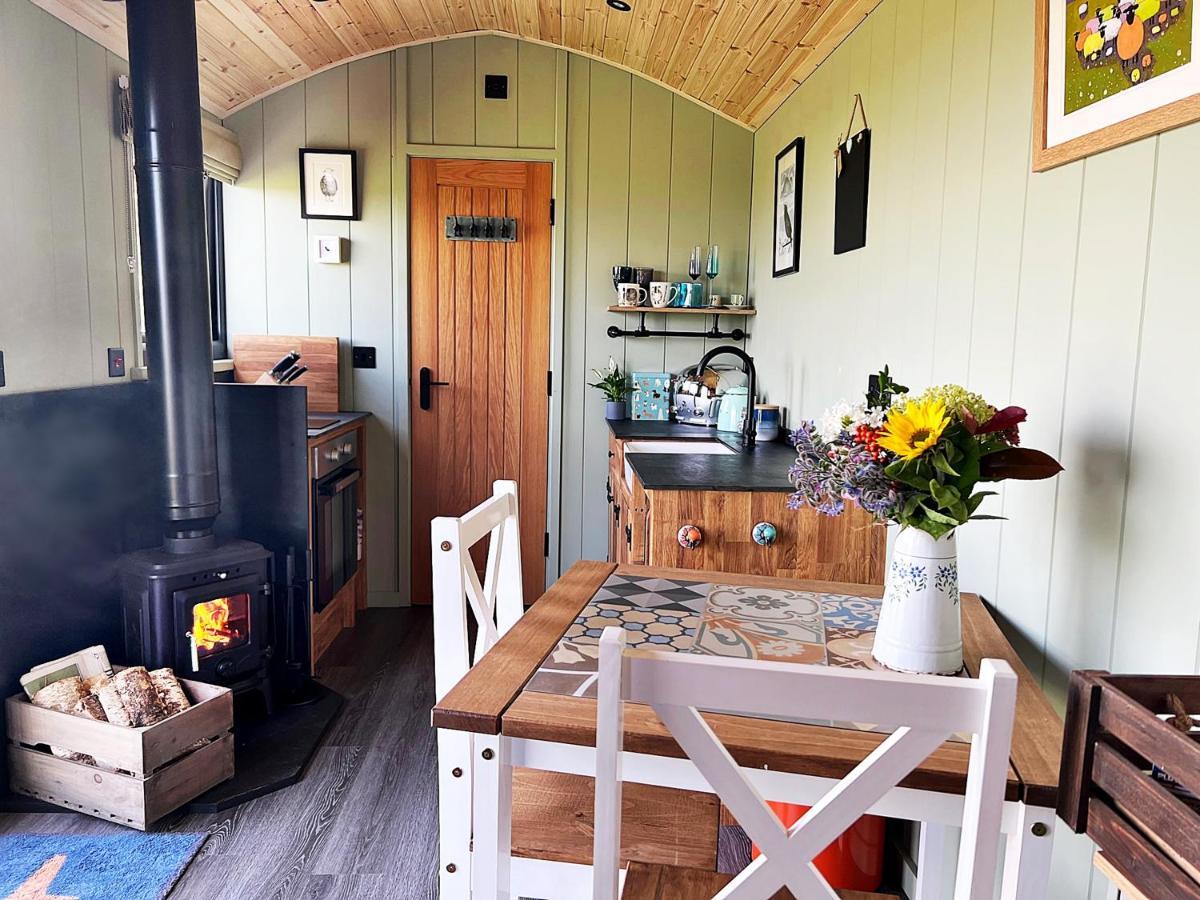 Luxury Shepherd Hut In The Peak District 베이크웰 외부 사진