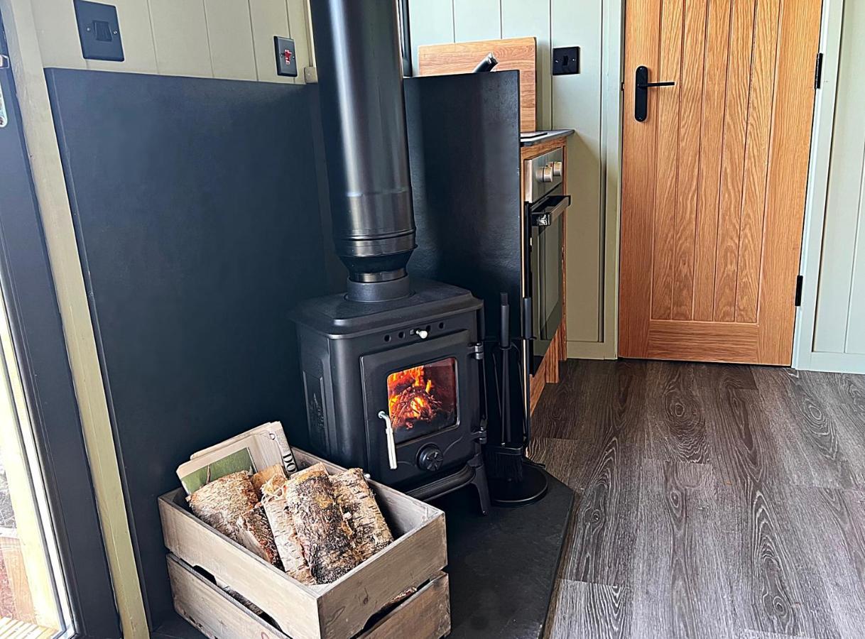 Luxury Shepherd Hut In The Peak District 베이크웰 외부 사진
