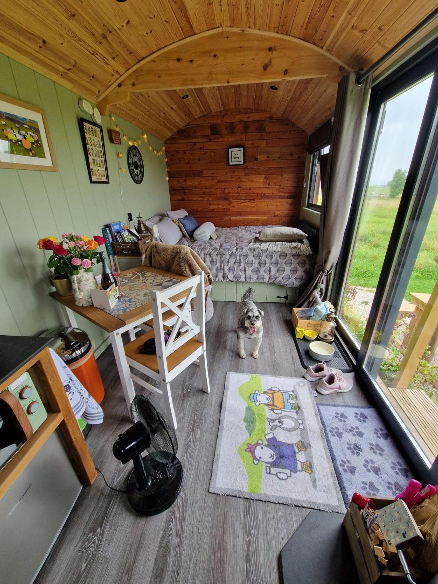Luxury Shepherd Hut In The Peak District 베이크웰 외부 사진
